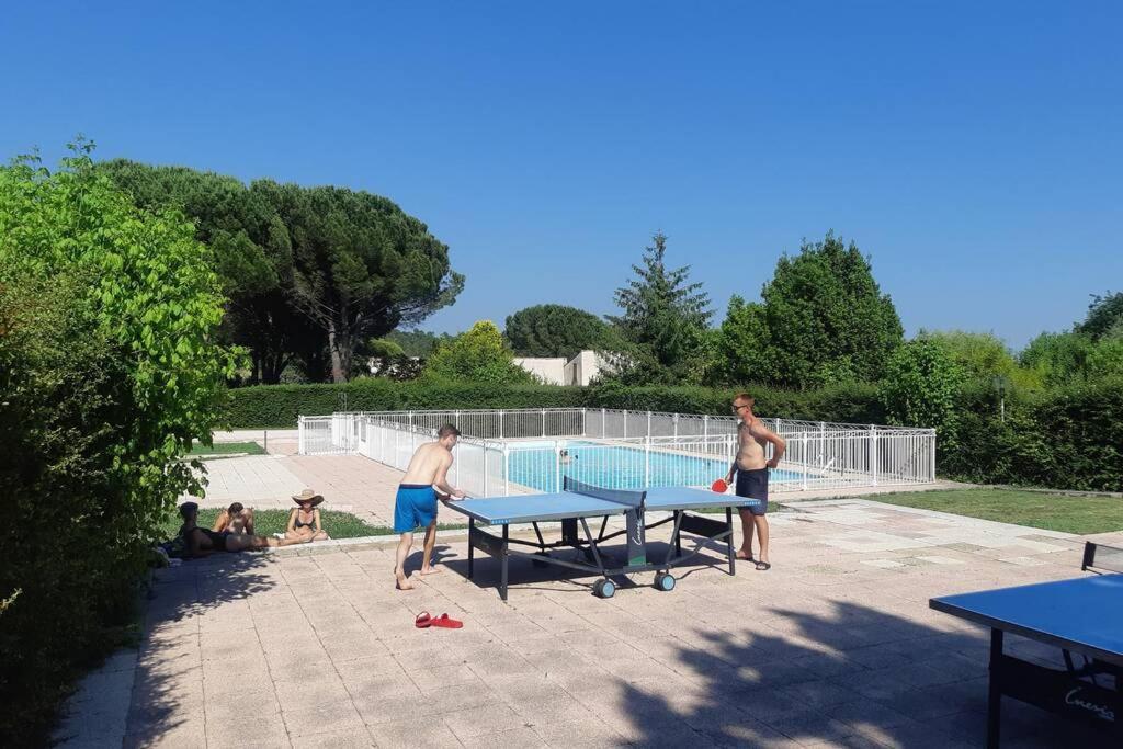 Mazet Dans Residence Avec Piscine Bagnols-en-Foret Ngoại thất bức ảnh